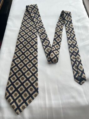 Guess USA American Classic Navy and Beige Diamond Motif 100% Silk Tie